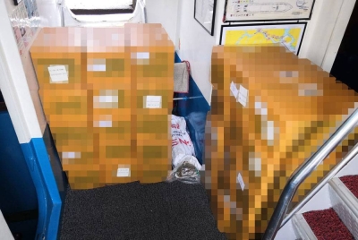 Anggota Maritim Malaysia memeriksa kotak berisi vape yang cuba diseludup masuk secara haram ke negara ini. - Foto Maritim Malaysia