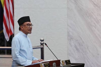 Anwar ketika membentangkan Belanjawan 2023 Malaysia MADANI di Bangunan Parlimen pada Jumaat. - Foto Bernama