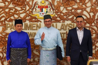 Perdana Menteri yang juga Menteri Kewangan Datuk Seri Anwar Ibrahim (tengah) tiba di Dewan Rakyat bagi pembentangan Belanjawan 2023 Malaysia Madani. - Foto Bernama.
