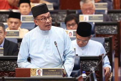 Anwar ketika membentangkan Belanjawan 2023 Malaysia MADANI di Bangunan Parlimen pada Jumaat. - Foto: Bernama
