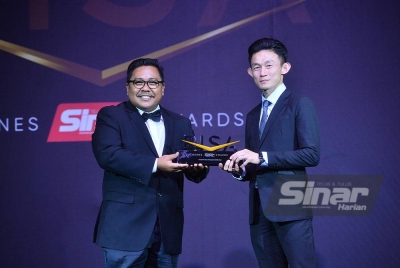 Ong (kanan) menerima Anugerah Khas Peneraju Robotik 2023 yang disampaikan oleh Ketua Pengarang Kumpulan Sinar Harian, Zamri Rambli pada majlis Anugerah Bisnes Sinar Harian (BISA), di sini, pada malam Khamis.