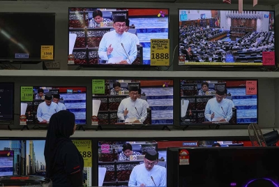 Pekerja di sebuah kedai peralatan elektronik tidak melepaskan peluang menonton Belanjawan 2023 Malaysia MADANI yang dibentangkan oleh Perdana Menteri yang juga Menteri Kewangan Datuk Seri Anwar Ibrahim di beberapa buah televisyen di kedai berkenaan hari ini.