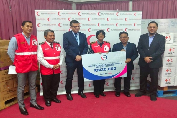 Sumbangan kewangan wakil KPJ Healthcare Berhad diserahkan kepada Pengerusi PBSM Kebangsaan, Tan Sri Tunku Puteri Intan Safinaz (tiga dari kanan).