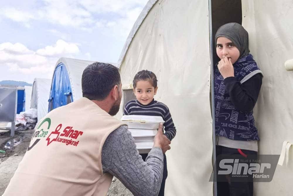 Penduduk di perkampungan Armala, Idlib yang terjejas akibat gempa bumi menerima bantuan bekalan makanan melalui bantuan Tabung #BantuanBencana Sinar Harian x Syria Care.