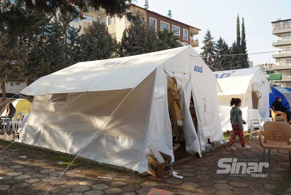 Keluarga Amjad kini menetap di dalam khemah di Reyhanli, Turkiye.