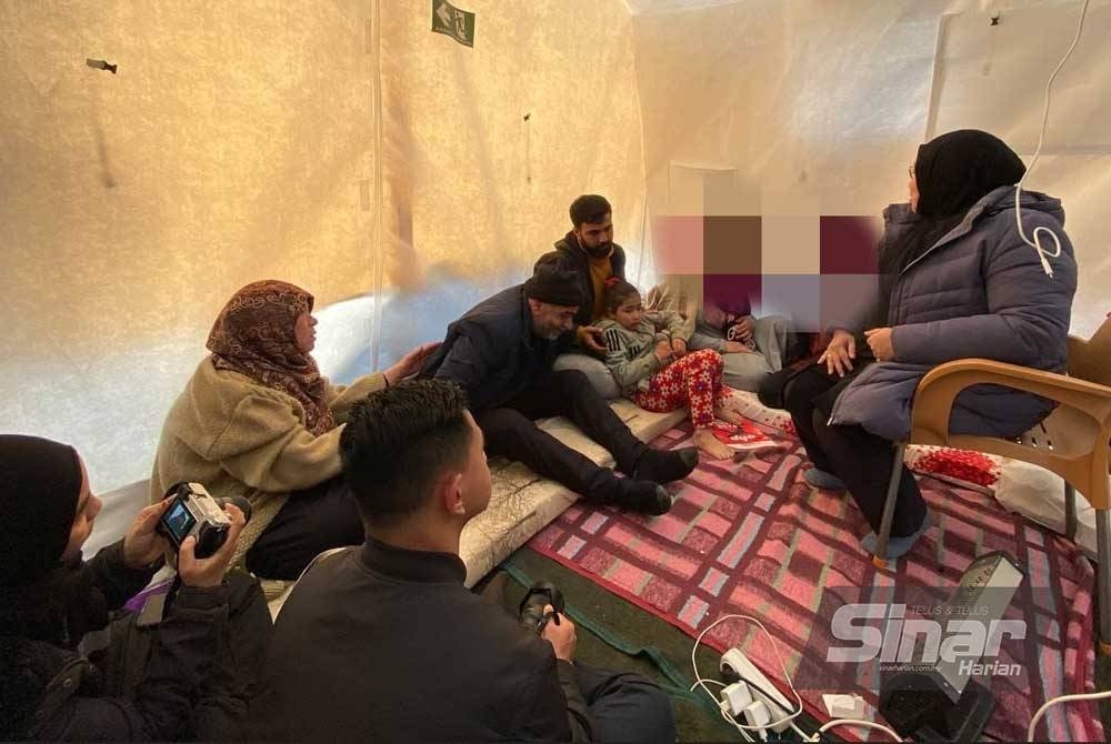 Ruangan dalam khemah yang menempatkan keluarga Amjad Al-Ahmad di Reyhanli selepas mereka semua kehilangan tempat tinggal dalam kejadian genpa bumi Turkiye pada 6 Februari lalu.