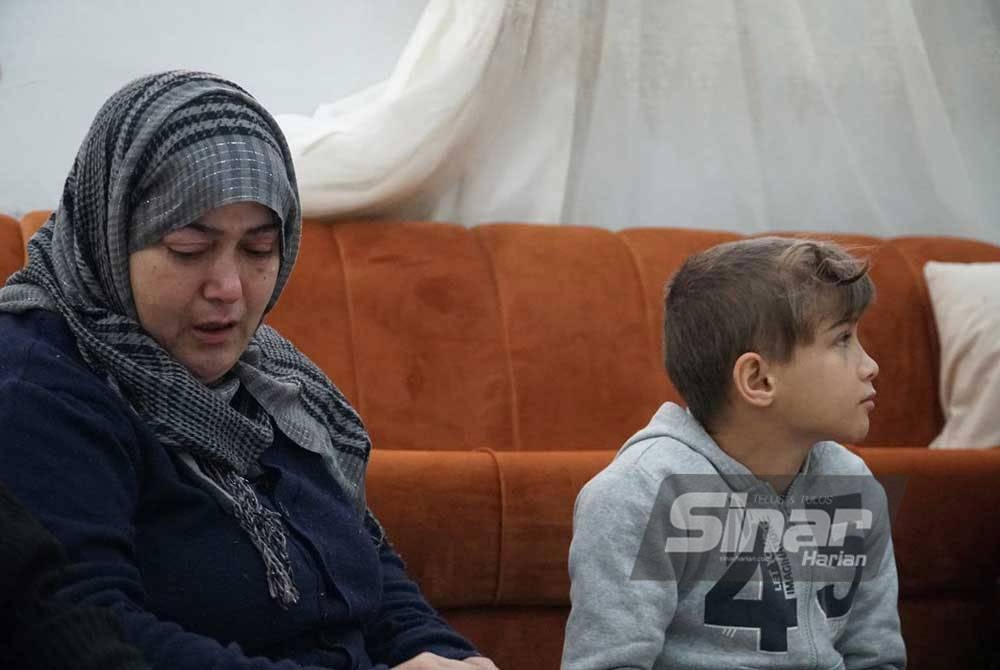 Sobah Tayyar (kiri) sebak menceritakan anak sulungnya, Muna Tayyar, 17, yang tidak sempat untuk melangsungkan perkahwinan selepas terkorban dalam kejadian gempa bumi melanda Turkiye pada 6 Februari lalu.