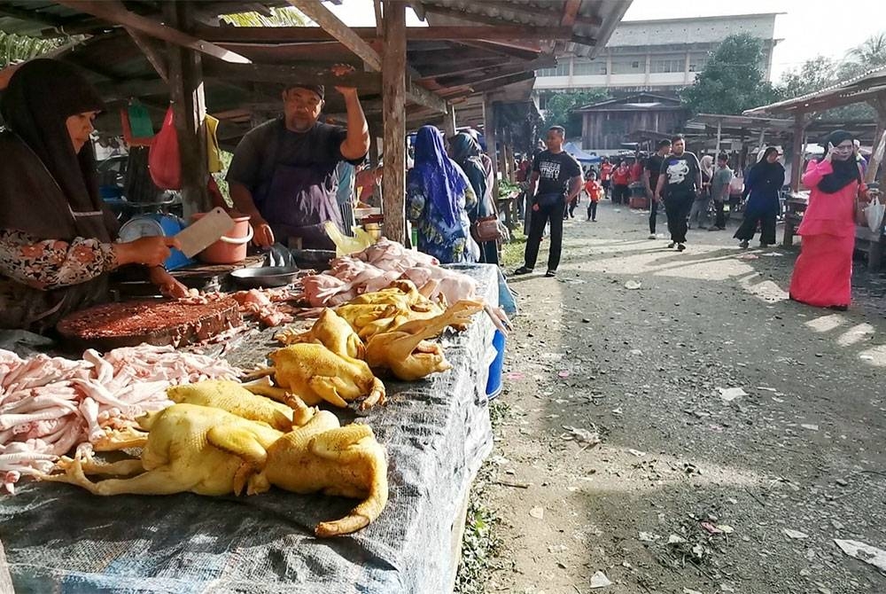 Antara peniaga dan pengunjung yang mengunjungi Pasar Pagi Kubang Lembek atau Pasar Haji Harun di Manir, Kuala Terengganu.