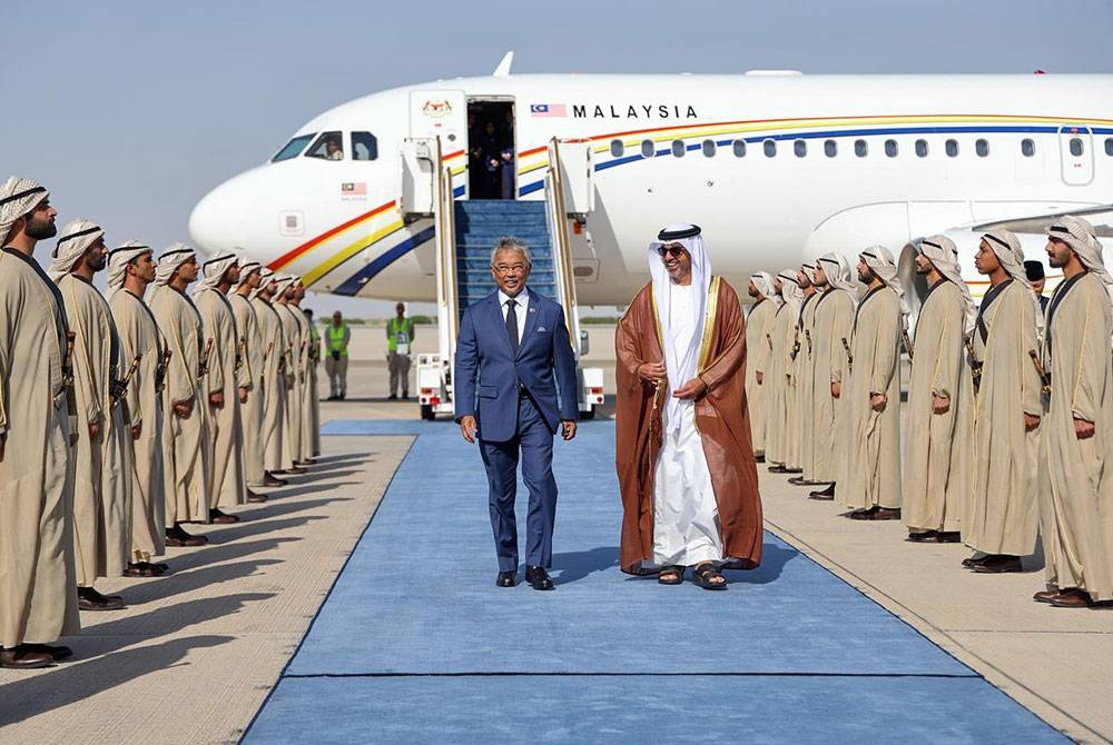 Keberangkatan tiba Al-Sultan Abdullah disambut Pengerusi Abu Dhabi, Crown Prince's Court Sheikh Hamed Zayed Al-Nahyan . - Foto Facebook Istana Negara