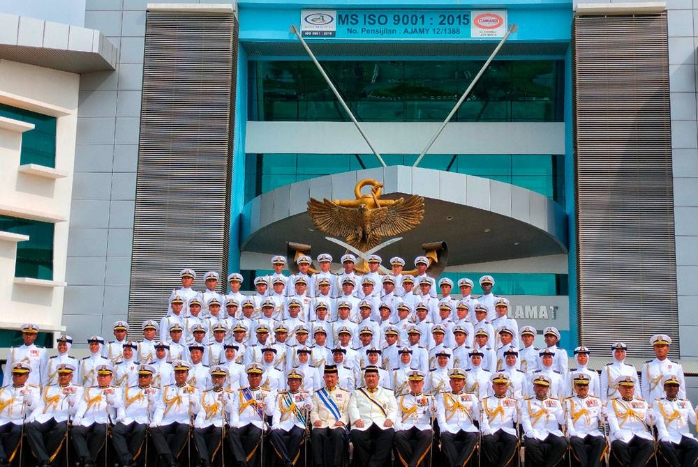 Seramai 78 pelatih yang Latihan Leftenan Muda Maritim Siri 11 Tahun 2022 Maritim Malaysia merakam gambar kenangan bersama Ruji selepas istiadat tamat latihan di Akademi Maritim Sultan Ahmad Shah (AMSAS), pada Sabtu.