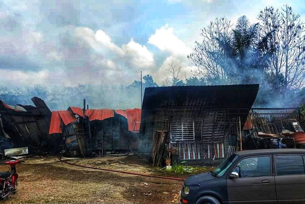 Bengkel kimpalan, motosikal dan perabot yang musnah dalam kejadian kebakaran di Jalan Songsang dekat Kampung Megat Segama pada Sabtu. - Foto ihsan JBPM