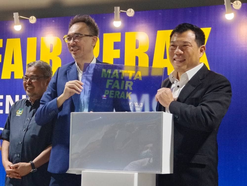 Sze Yee (kanan) dan Yu Ken (dua sari kanan) memegang plak pada gimik perasmian MATTA Fair Perak 2023 di Ipoh pada Sabtu. 