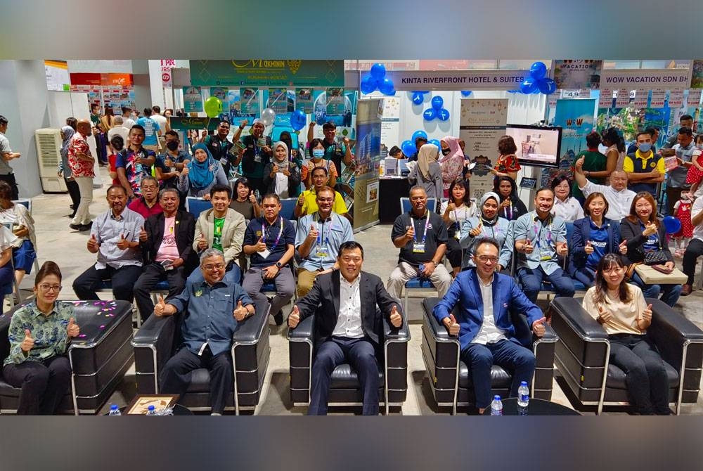 Sze Yee (depan, tengah) bersama tetamu yang hadir pada pameran MATTA Fair Perak 2023 di Ipoh.