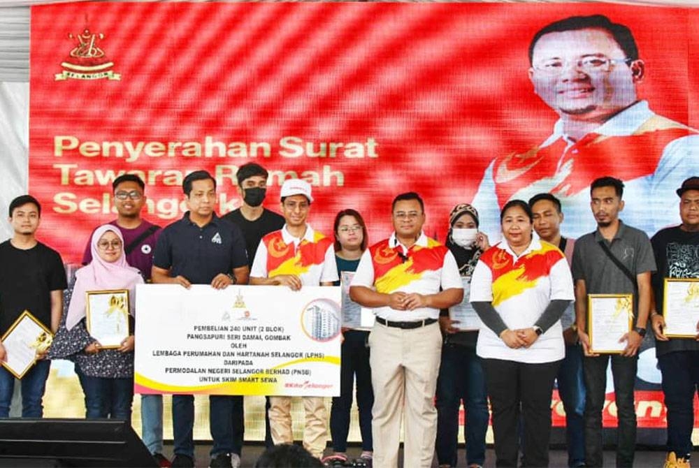 Amirudin (depan, dua dari kanan) bergambar bersama para penerima Rumah Selangorku.