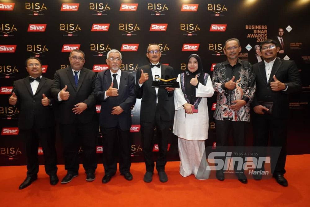 Abdul Rahman (tengah) selepas menerima Anugerah Penggerak Usahawan Koperasi 2023 di Majlis Bisnes Sinar Harian Awards (BISA) yang diadakan buat julung kalinya pada Khamis.