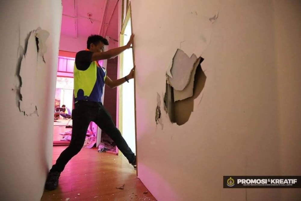 Dinding pemisah antara bilik yang dipecahkan penguat kuasa DBKL kerana didirikan tanpa kebenaran.