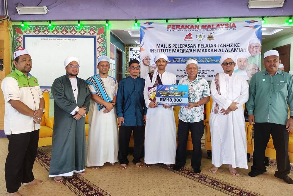 Muhammad Nasir (tiga dari kanan) menyampaikan anugerah kepada pelajar yang berjaya menamatkan hafazan bersanad 30 juzuk bersama Institut Maqra’ah Al Alamiah yang berpusat di Makkah secara dalam talian.