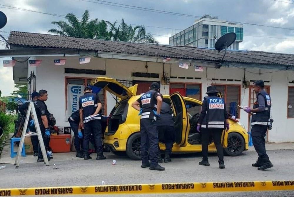 Pasukan forensik menjalankan siasatan di tempat kejadian.