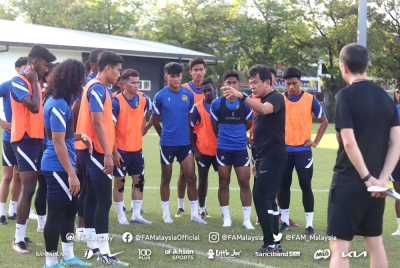 Elavarasan mengendali sesi latihan skuad B-23 negara di Wisma FAM, Kelana Jaya minggu lalu. - Foto FB FAM