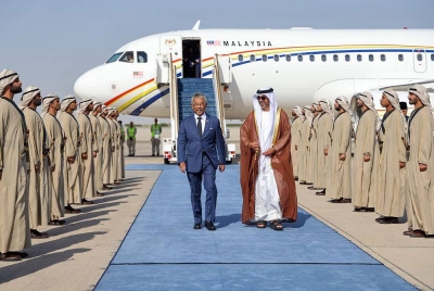 Keberangkatan tiba Al-Sultan Abdullah disambut Pengerusi Abu Dhabi, Crown Prince's Court Sheikh Hamed Zayed Al-Nahyan . - Foto Facebook Istana Negara