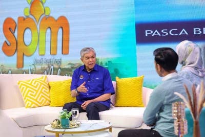 Ahmad Zahid hadir pada program siaran langsung Selamat Pagi Malaysia dan Nasional FM anjuran Radio Televisyen Malaysia di Angkasapuri, pada Sabtu. - Foto Bernama