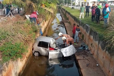 Seorang lelaki berusia 38 tahun maut akibat tersepit dalam sebuah kereta yang dipandunya selepas terbabas ke dalam parit