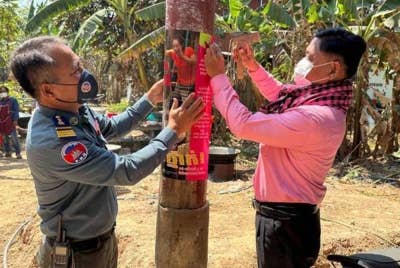 Pihak berkuasa Kemboja menampal notis langkah pencegahan H5N1 di daerah Sithor Kandal, wilayah Prey Veng. - Foto: Agensi
