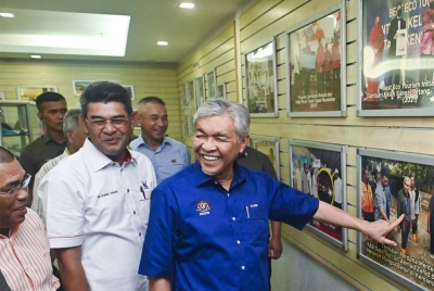 Ahmad Zahid (tengah) meluangkan masa meninjau ruang galeri semasa lawatan kerja ke KETENGAH di Bandar Al Muktafi Billah Shah hari ini. Foto Bernama
