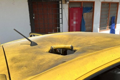 Kereta Perodua Myvi milik mangsa rosak pada bahagian bumbung dalam letupan di Padang Jawa ada 17 Februari lalu.