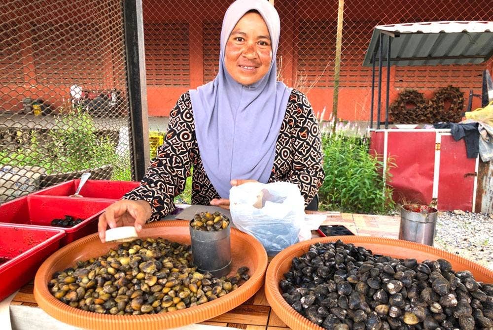 Norazila menjual etak di gerai di Kasar, Pasir Mas.