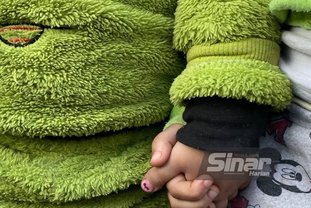 Judi Da'dush dan adiknya Shima sentiasa berpegangan tangan ketika ditemui di rumah saudara mereka di Yayladagi, Turkiye.