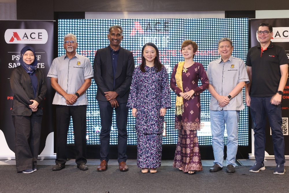 Hannah (tengah) menghadiri pelancaran Kejohanan Skuasy WSF&PSA Satelit 2023 di Kuala Lumpur pada Sabtu. -Foto Bernama