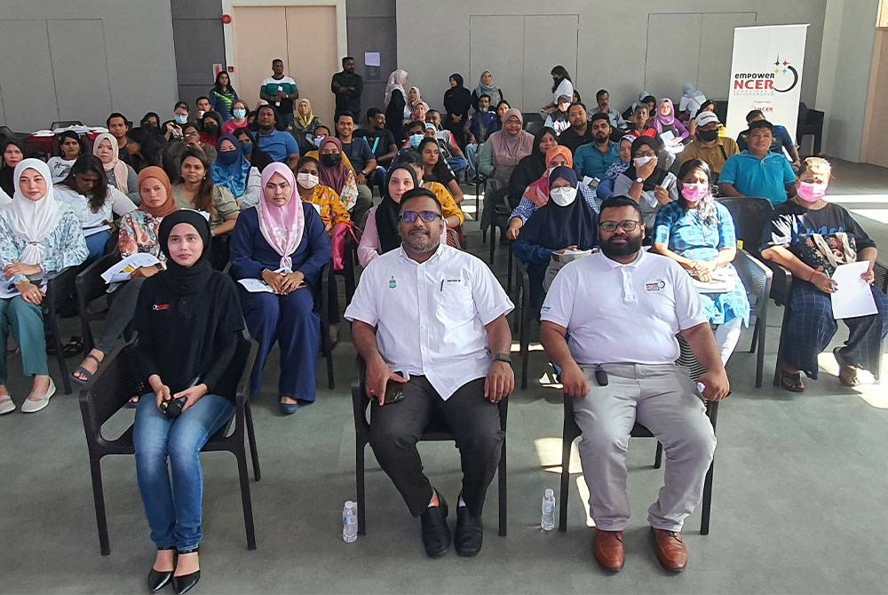 Satees (tengah) bersama peserta yang hadir mengikuti sesi taklimat Program Hebahan empowerNCER Kemahiran dan Keusahawanan Pulau Pinang di Kampung Benggali pada Ahad.