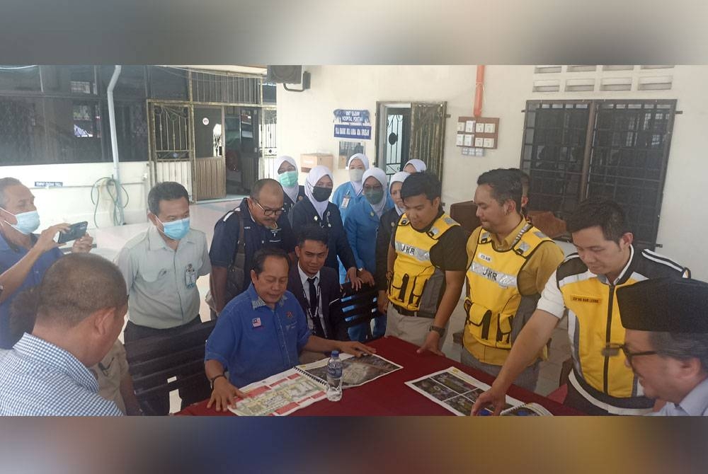 Ahmad (duduk, tengah) berbincang berhubung cadangan pembesaran Hospital Pontian pada Ahad.