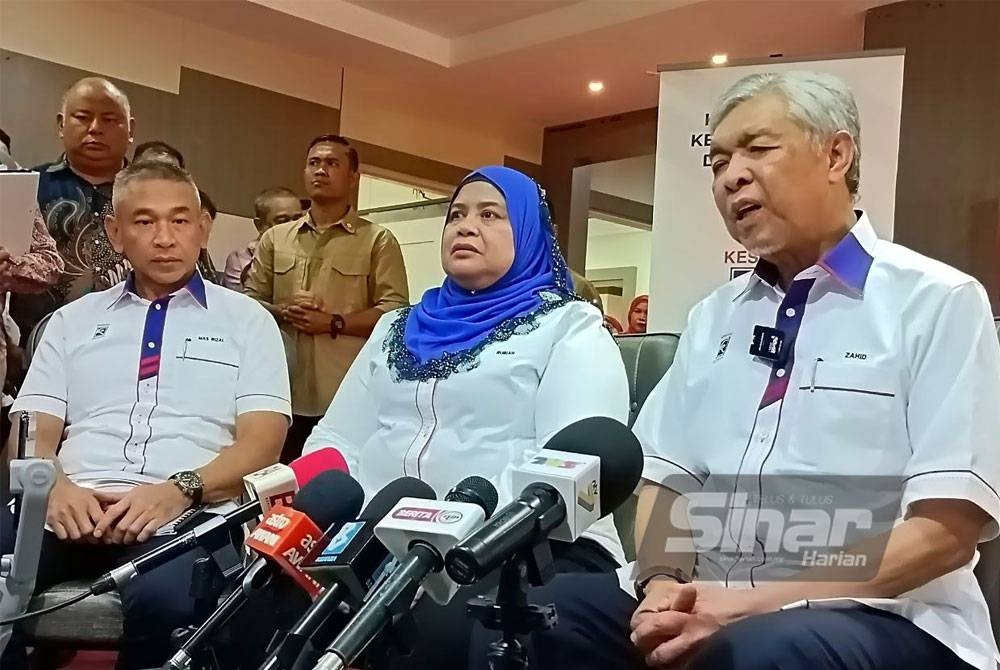 Ahmad Zahid (kanan) semasa sidang akhbar di Kesedar, Gua Musang pada Ahad.