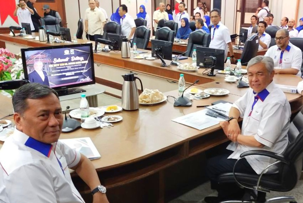 Ahmad Zahid (kanan) semasa mengadakan lawatan ke Kesedar, Gua Musang pada Ahad.