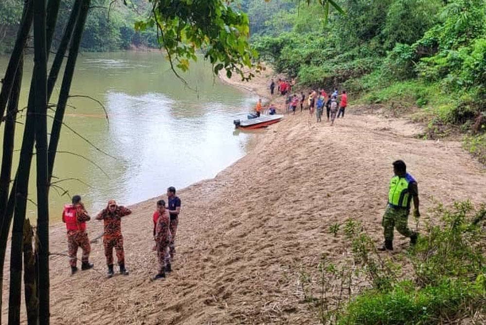 Pasukan penyelamat melakukan operasi mencari dan menyelamat mangsa di lokasi kejadian. Foto: PDRM