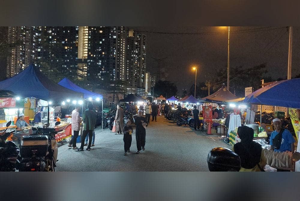 Gerai jualan turut disediakan di luar kawasan masjid.