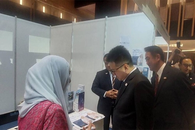 Chin Tong (Tengah) ketika melawat reruai semasa malam anugerah