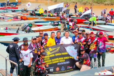 Mohamad Nizar bersama sebahagian peserta konvoi bot laju selepas acara itu berakhir di Jeti Pekan Riverfront pada Ahad.