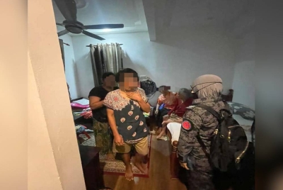 Anggota JIM melakukan pemeriksaan terhadap wanita warga Indonesia yang diberkas dalam serbuan di kediaman pasangan suami isteri bergelar Datuk dan Datin pada 16 Februari lalu.
