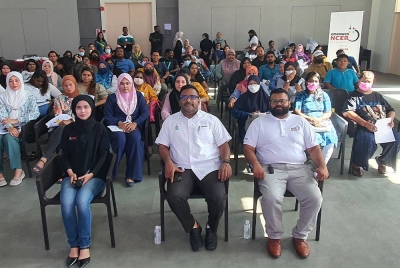 Satees (tengah) bersama peserta yang hadir mengikuti sesi taklimat Program Hebahan empowerNCER Kemahiran dan Keusahawanan Pulau Pinang di Kampung Benggali pada Ahad.