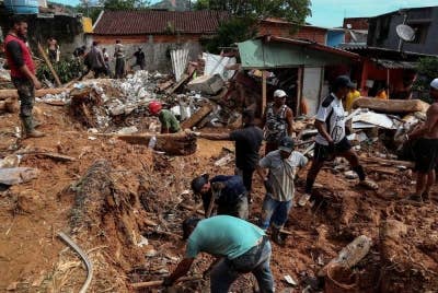 Anggota penyelamat bertungkus-lumus dalam operasi mencari dan menyelamat mangsa yang terjejas akibat hujan lebat, banjir dan tanah runtuh di Sao Paulo, Brazil - Foto EPA