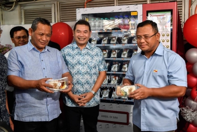 Rafizi (tengah) bergambar selepas Majlis Pelancaran Inisiatif Pendapatan Rakyat (IPR) di LRT Cempaka, pada Ahad. Turut serta, Amirudin (kanan) dan Aminuddin. - Foto Bernama