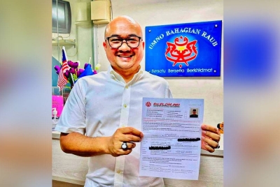 Fadzli bersama borang pencalonan untuk jawatan tersebut.