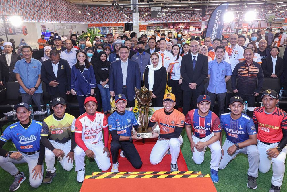 Tuanku Syed Faizuddin bersama Tuanku Lailatul Shahreen bergambar bersama wakil pasukan AEON Big-Bubbles02 Liga Besbol Kebangsaan 2023 pada majlis pelancaran liga tersebut. - Foto: Bernama
