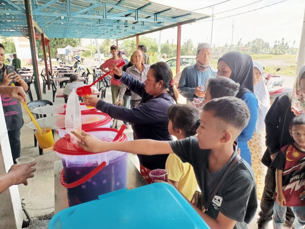 Pengunjung mengambil minuman yang disediakan.