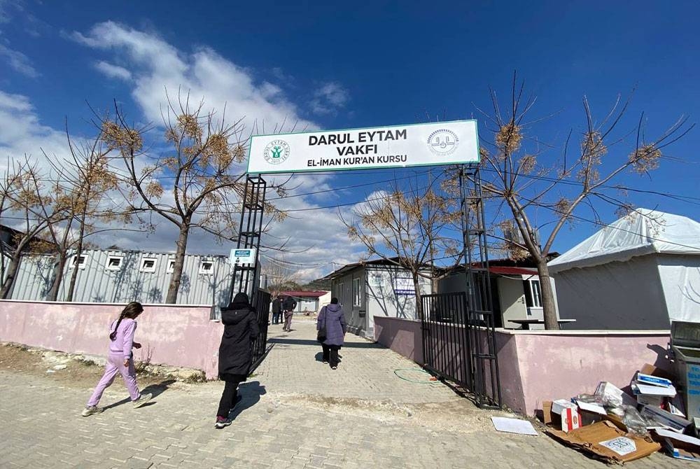 Darul Eytam Vakfi kini menjadi pusat perlindungan buat 62 keluarga pelarian Syria yang kehilangan tempat tinggal akibat gempa bumi di Turkiye pada 6 Februari lalu.