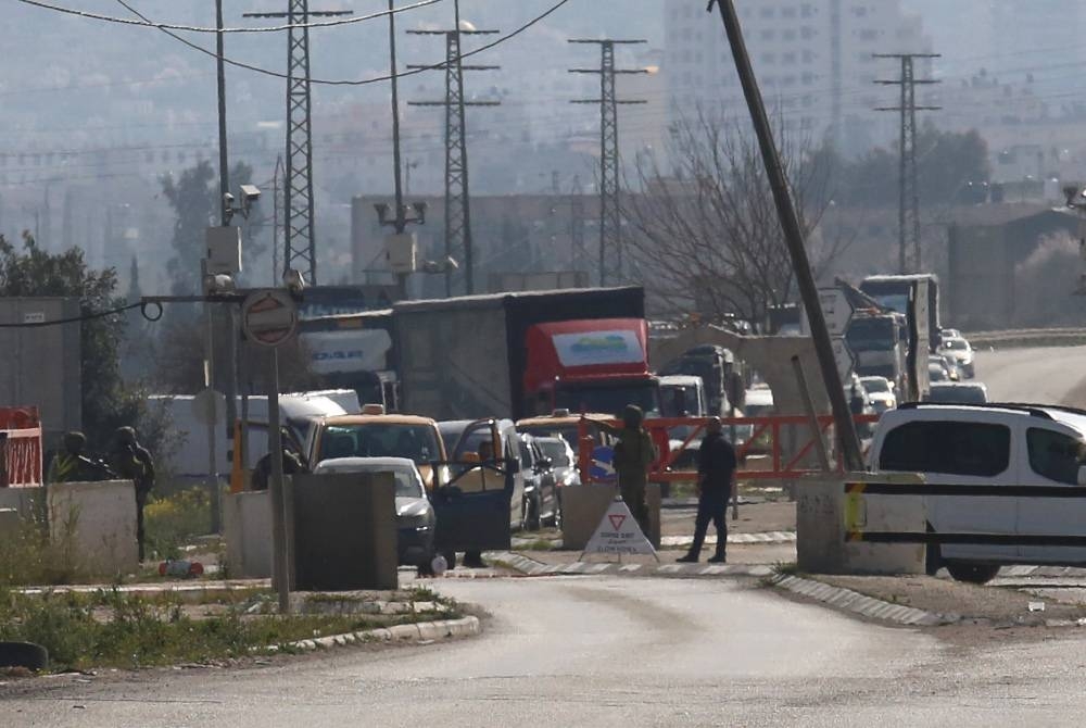 Askar Israel menutup pusat pemeriksaan Hawara di Tebing Barat selepas kejadian dua warga Israel maut. - Foto Xinhua