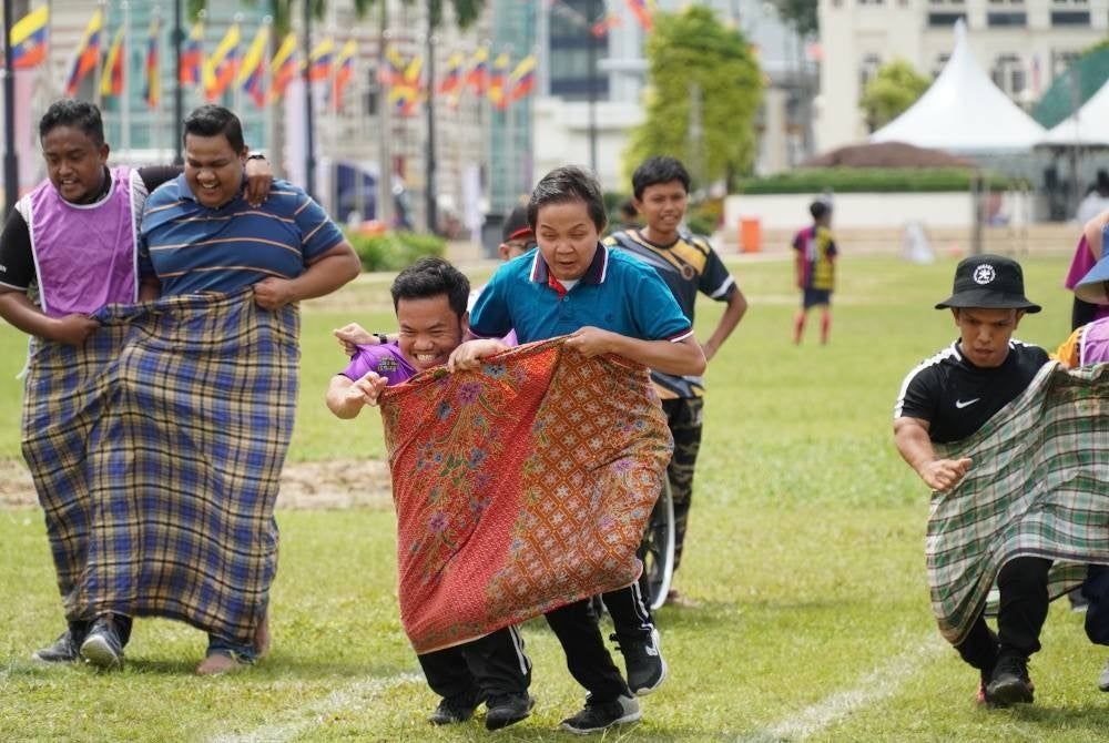 Lari dalam guni antara acara yang dipertandingkan pada Sukan Perpaduan sempena Program Santai@Kuala Lumpur 2023.